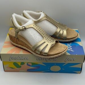 Easy Street Dorinda Gold Wedge Sandals Size 6M